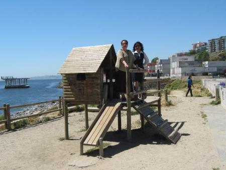 Mme Sarr et sa copine sur la Jet�e du Baron � Valparaiso